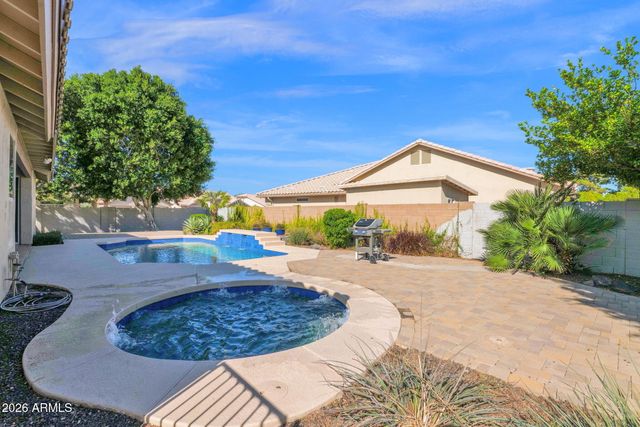 5876 W Cielo Grande Drive, Glendale, AZ 85310