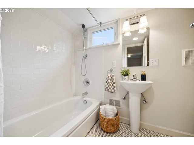 4127 Sw 52ND Ave, Portland, OR 97221
