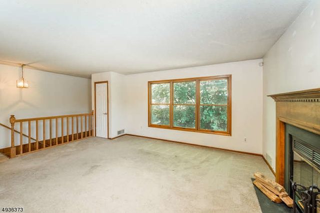 56 Portsmouth Ct, Hamburg Boro, NJ 07419