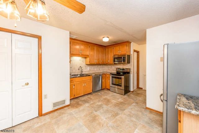 56 Portsmouth Ct, Hamburg Boro, NJ 07419