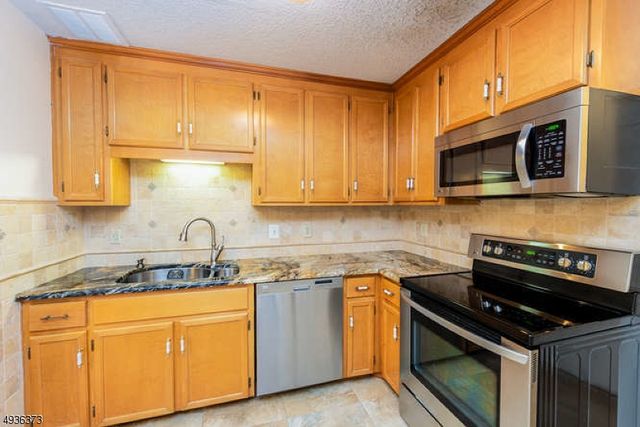 56 Portsmouth Ct, Hamburg Boro, NJ 07419