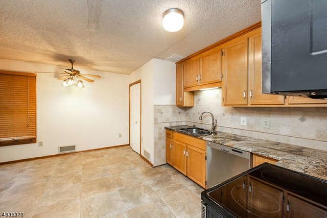 56 Portsmouth Ct, Hamburg Boro, NJ 07419