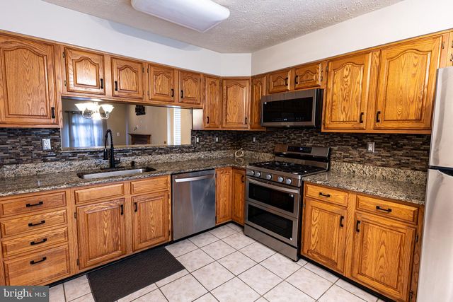 50 PEBBLE LN, Blackwood, NJ 08012