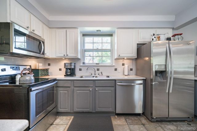 28090 Sunset Boulevard W, Lathrup Village, MI 48076
