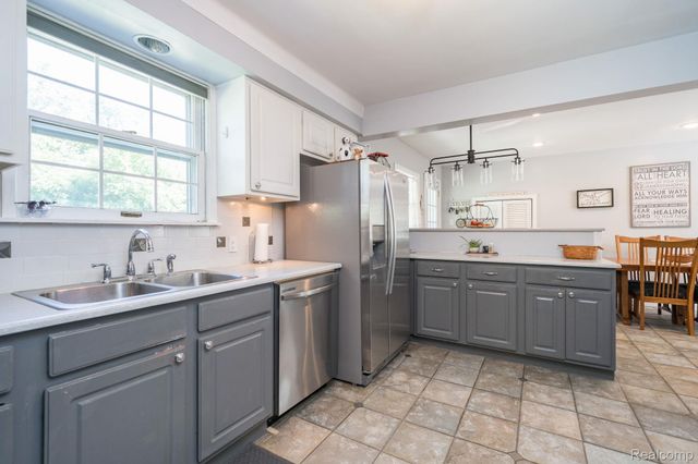 28090 Sunset Boulevard W, Lathrup Village, MI 48076