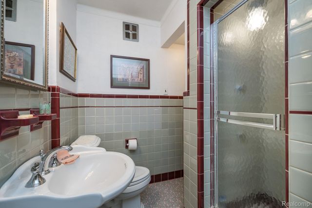 28090 Sunset Boulevard W, Lathrup Village, MI 48076