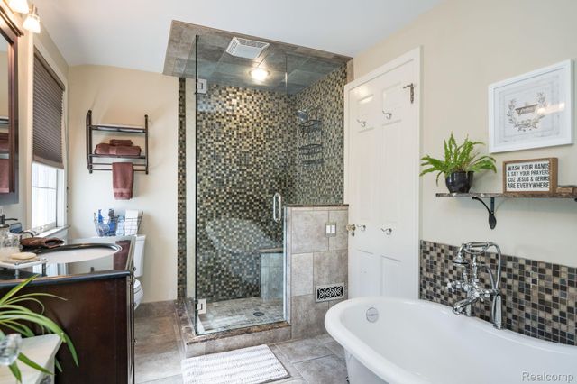 28090 Sunset Boulevard W, Lathrup Village, MI 48076