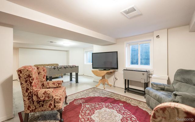 28090 Sunset Boulevard W, Lathrup Village, MI 48076