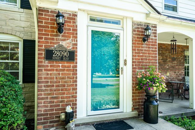 28090 Sunset Boulevard W, Lathrup Village, MI 48076