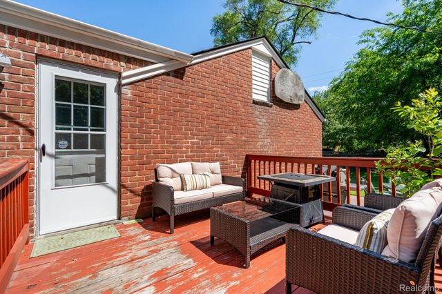28090 Sunset Boulevard W, Lathrup Village, MI 48076