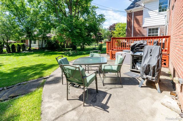 28090 Sunset Boulevard W, Lathrup Village, MI 48076