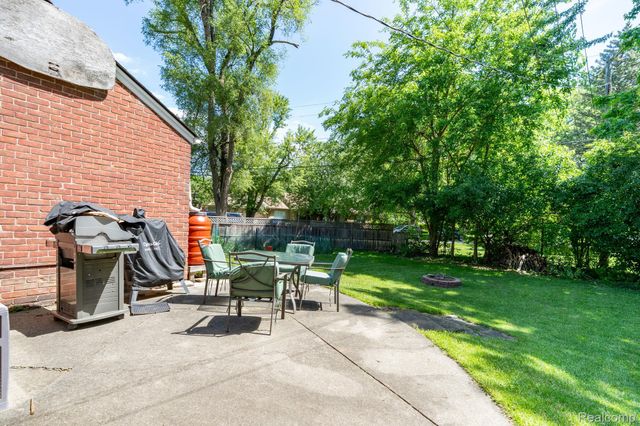 28090 Sunset Boulevard W, Lathrup Village, MI 48076