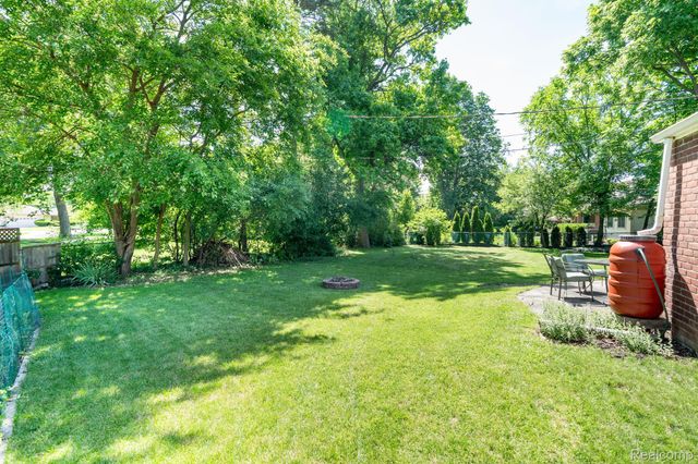 28090 Sunset Boulevard W, Lathrup Village, MI 48076