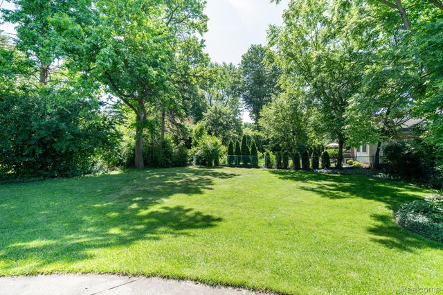 28090 Sunset Boulevard W, Lathrup Village, MI 48076