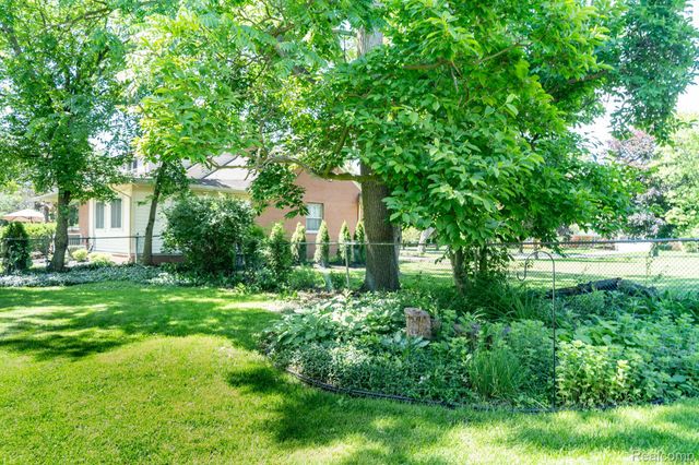 28090 Sunset Boulevard W, Lathrup Village, MI 48076