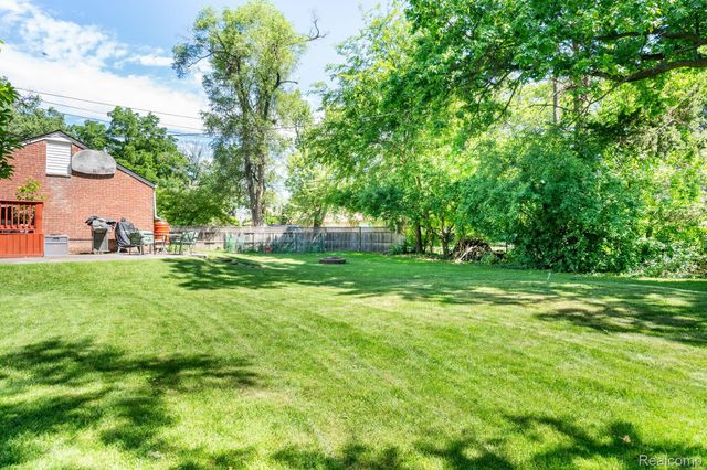 28090 Sunset Boulevard W, Lathrup Village, MI 48076