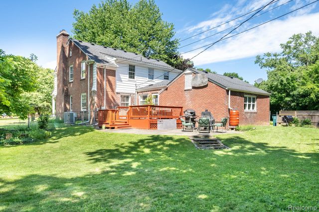 28090 Sunset Boulevard W, Lathrup Village, MI 48076