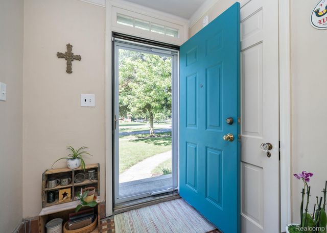28090 Sunset Boulevard W, Lathrup Village, MI 48076
