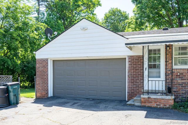 28090 Sunset Boulevard W, Lathrup Village, MI 48076