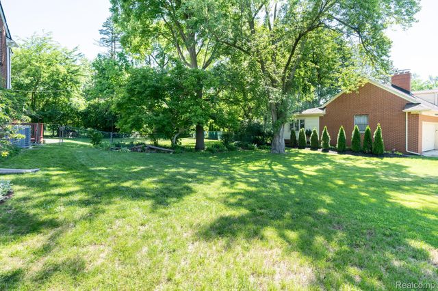 28090 Sunset Boulevard W, Lathrup Village, MI 48076