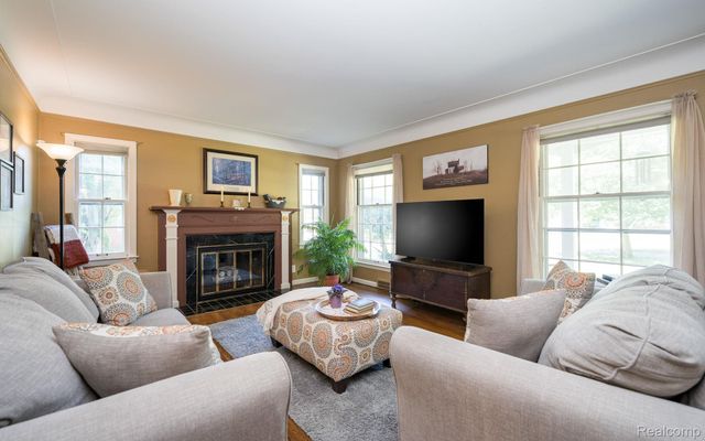 28090 Sunset Boulevard W, Lathrup Village, MI 48076