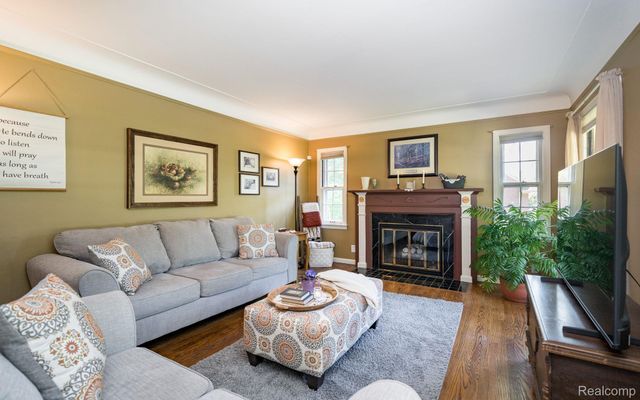 28090 Sunset Boulevard W, Lathrup Village, MI 48076