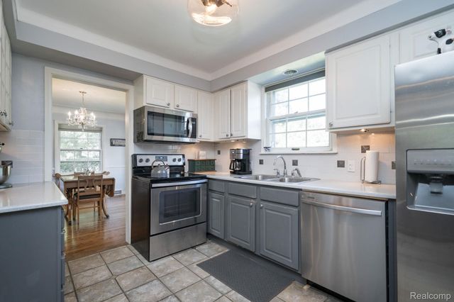 28090 Sunset Boulevard W, Lathrup Village, MI 48076