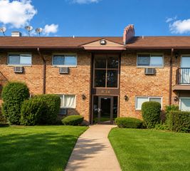836 E Old Willow Road 11111, Prospect Heights, IL 60070
