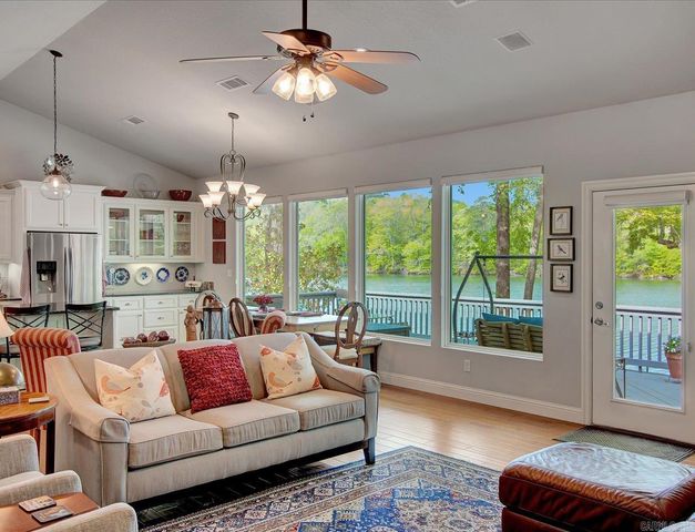 216 Meadowcliff Dr, Hot Springs, AR 71913