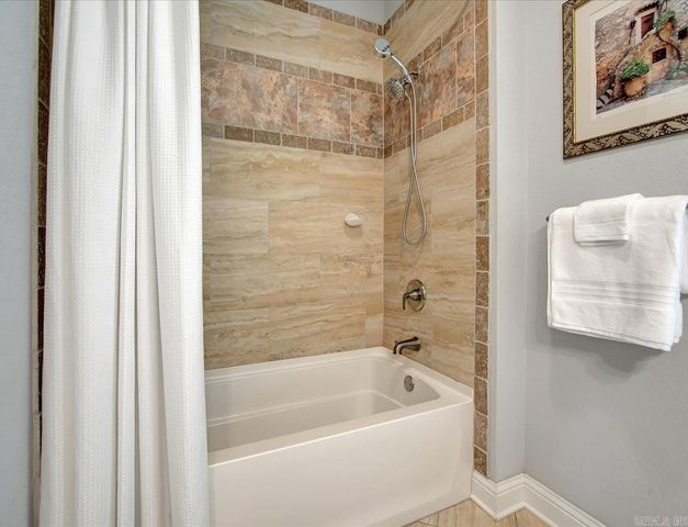 216 Meadowcliff Dr, Hot Springs, AR 71913