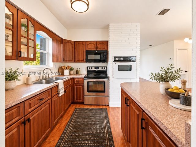 2724 Acapulco Dr, Miramar, FL 33023