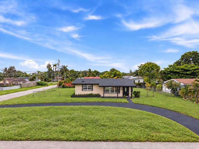2724 Acapulco Dr, Miramar, FL 33023