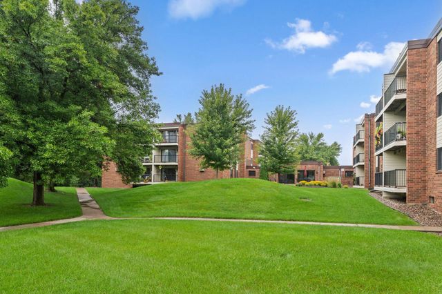 4 Pine Tree Drive 223, Arden Hills, MN 55112