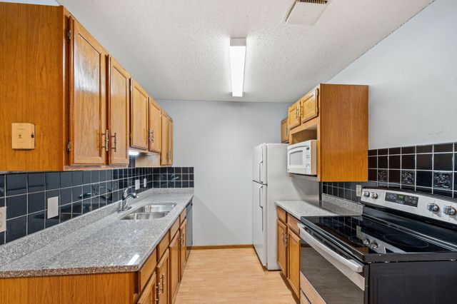 4 Pine Tree Drive 223, Arden Hills, MN 55112