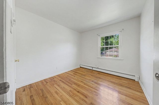34 Cavell Pl, West Caldwell Twp., NJ 07006