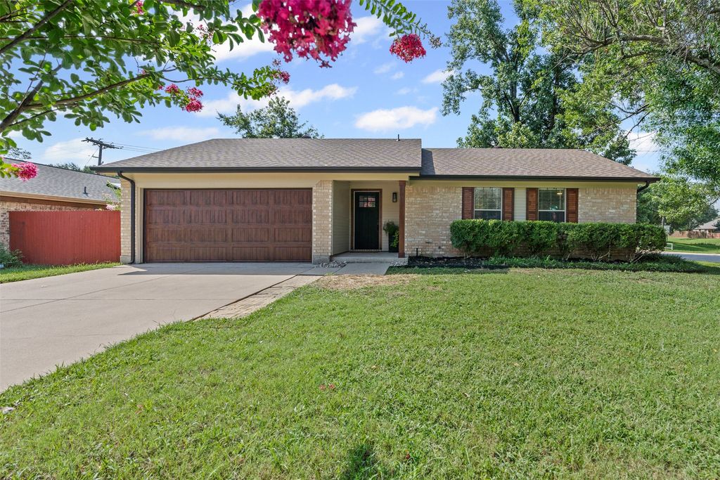 900 Hollow Creek Road, Burleson, TX 76028