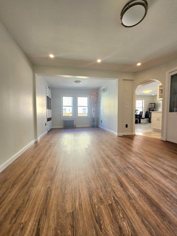 52 Harrison St, Worcester, MA 01604