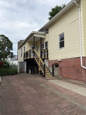 52 Harrison St, Worcester, MA 01604