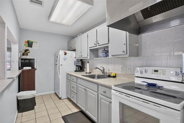 4626 E Lucerne Lakes Boulevard E 202, Lake Worth, FL 33467