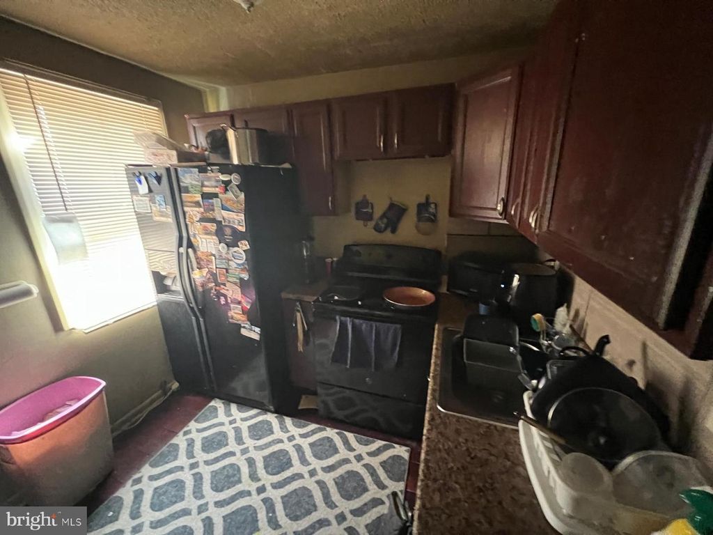 Image 10 of property listing at Address unavailable.