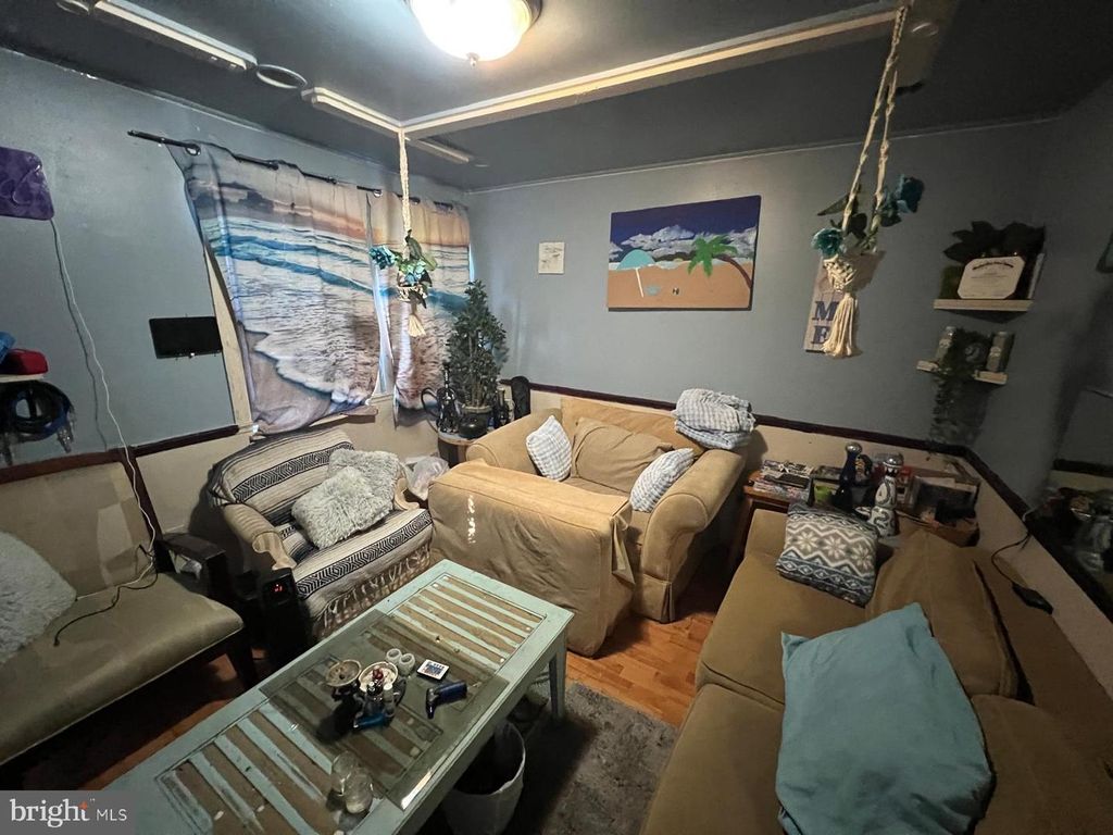 Image 6 of property listing at Address unavailable.