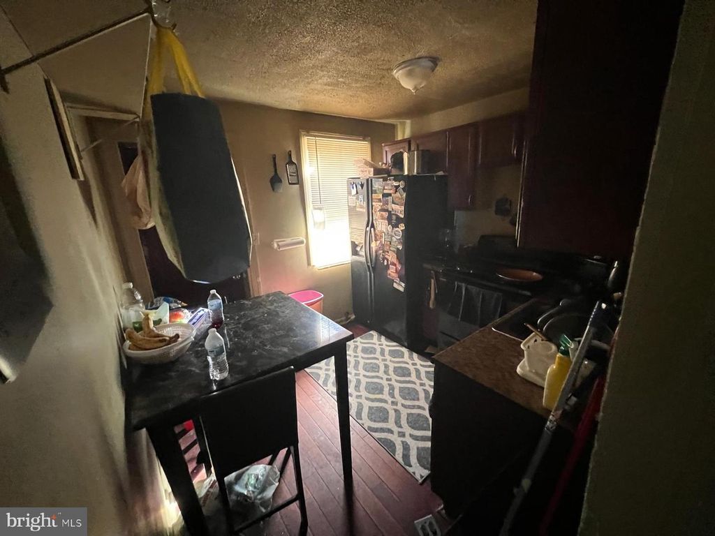 Image 9 of property listing at Address unavailable.