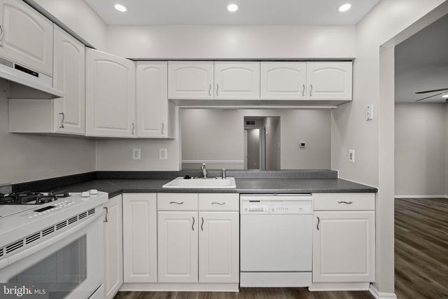 3302-B RAMSBURY CT, Mount Laurel, NJ 08054