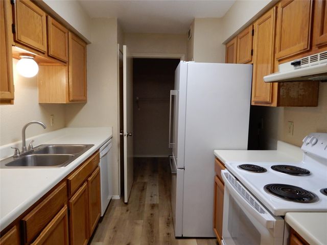 9797 Leawood Boulevard 902, Houston, TX 77099