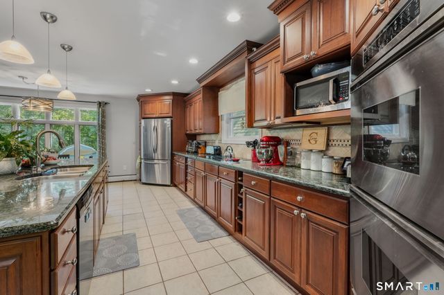 35 Pepperbox Road, Waterford, CT 06385