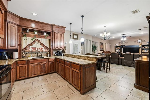 816 E Azucar Avenue, Pharr, TX 78577
