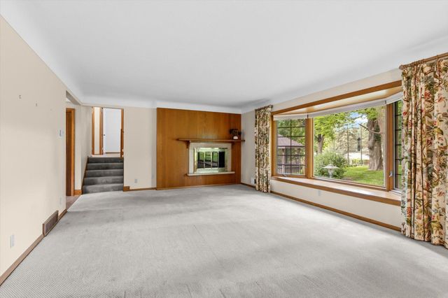3081 Chatsworth Street N, Roseville, MN 55113