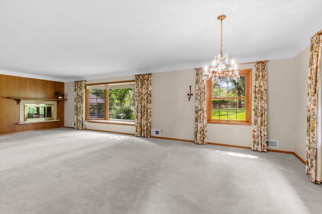 3081 Chatsworth Street N, Roseville, MN 55113