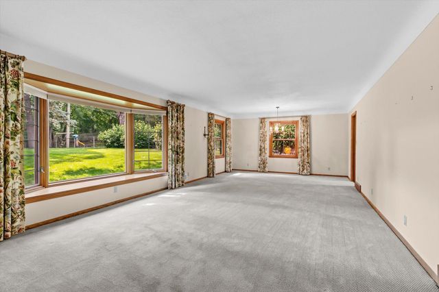 3081 Chatsworth Street N, Roseville, MN 55113