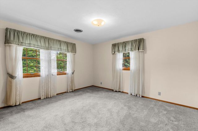 3081 Chatsworth Street N, Roseville, MN 55113